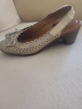 Easy Spirit Silver-Tone Slingback Low Heel Sandals